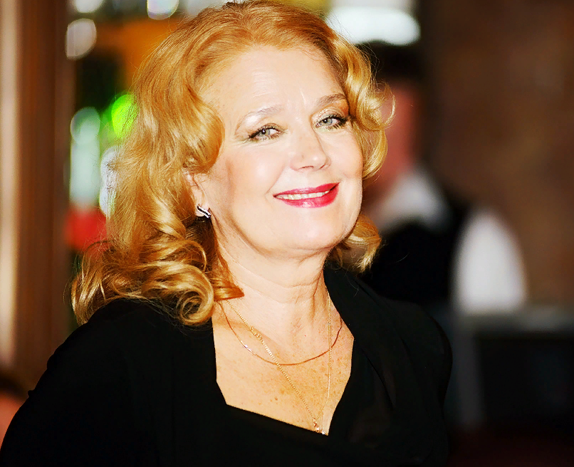 Ирина Алферова вышла на публику в инвалидной коляске