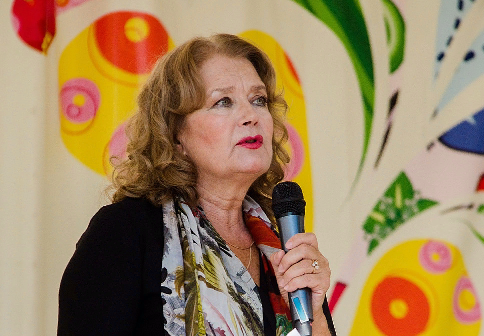 Ирина Алферова вышла на публику в инвалидной коляске