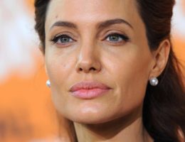 На что Анджелина Джоли тратит свое многомиллионное состояние