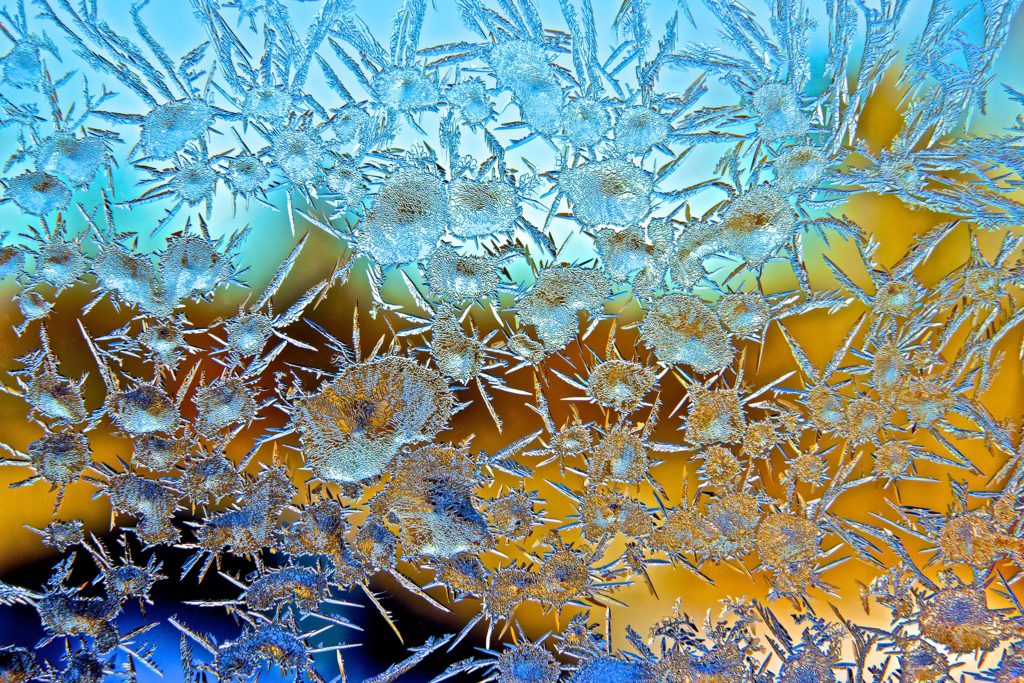 Почему лед и вода прозрачны?