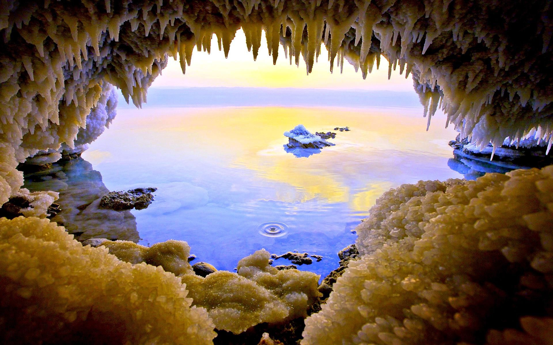 Почему Мертвое море самое саленое и есть ли в нем жизнь?