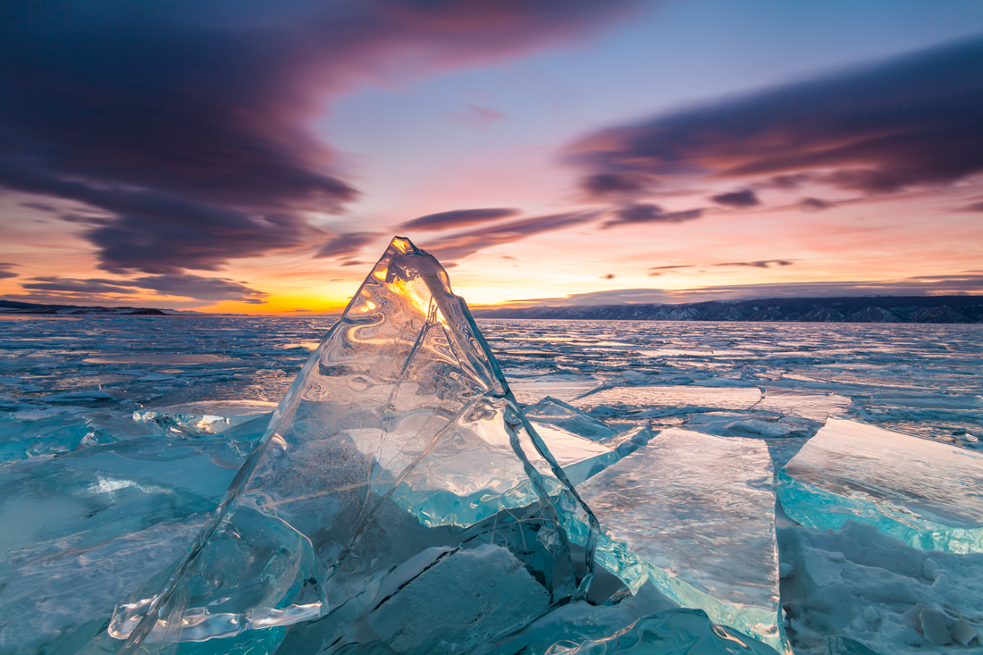 Почему лед и вода прозрачны?