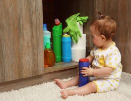 Как обеспечить безопасность детей дома: 7 главных правил