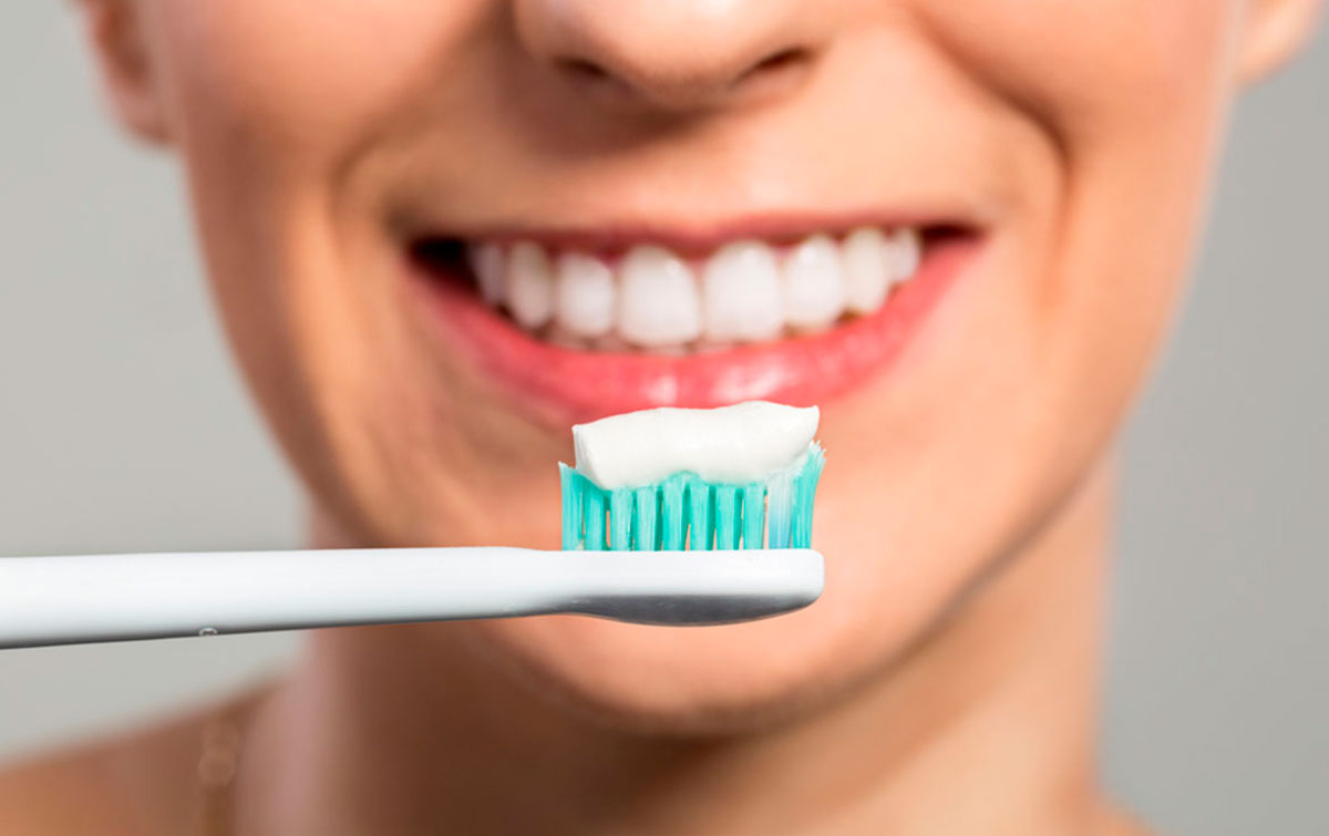 Регулярно чистите зубы щеткой и нитью