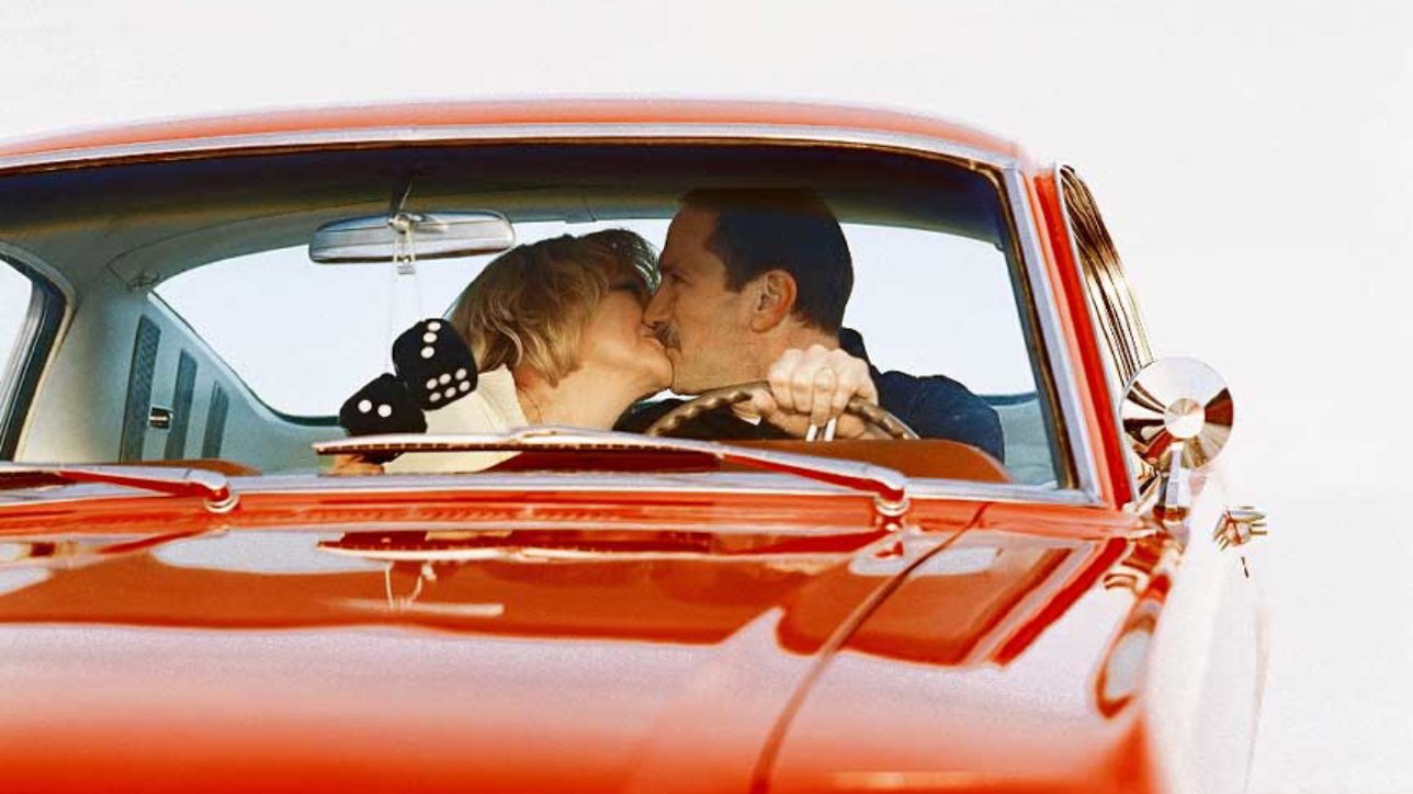 В Италии поцелуи в машине запрещены
