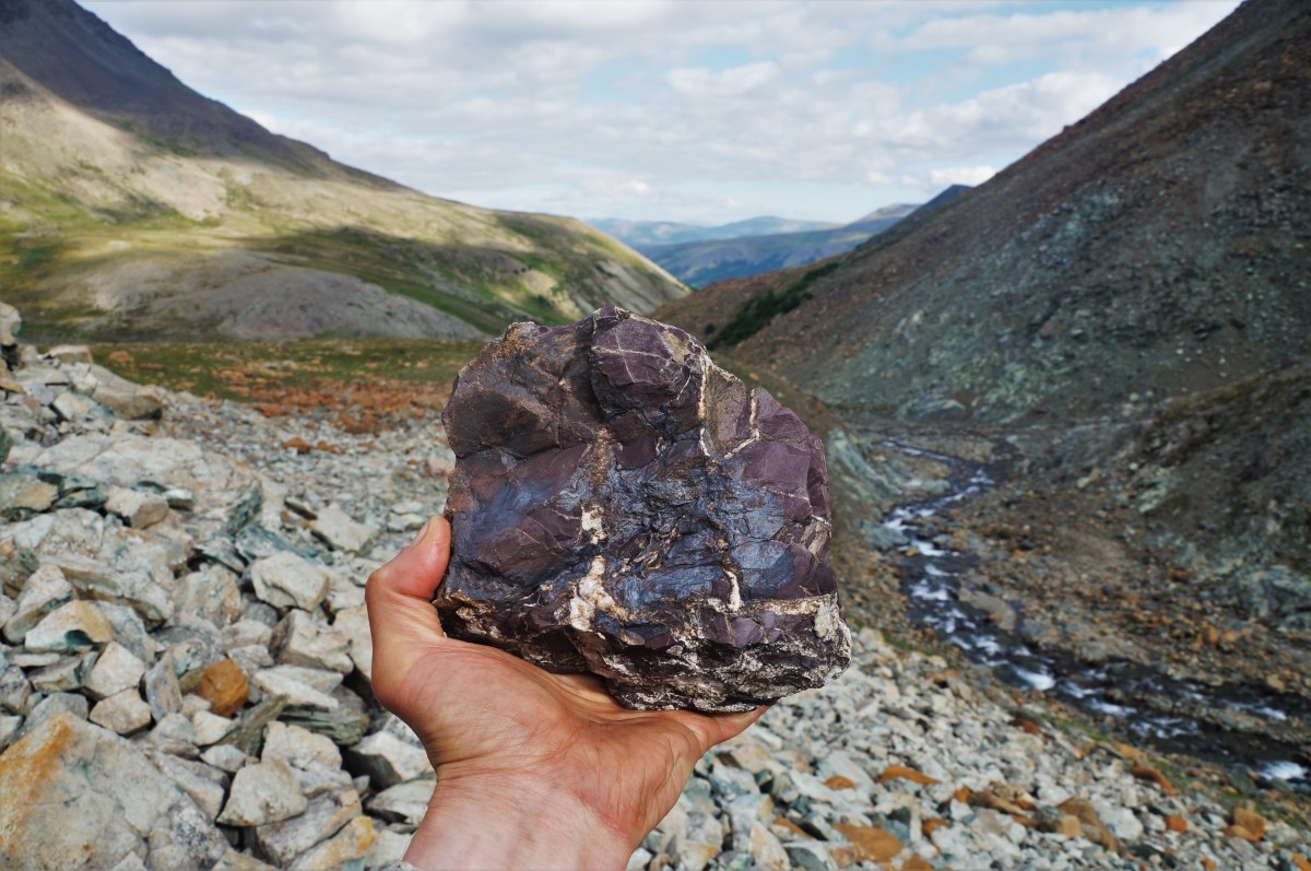 Какие драгоценные камни добывают в полудрагоценной полосе Урала?