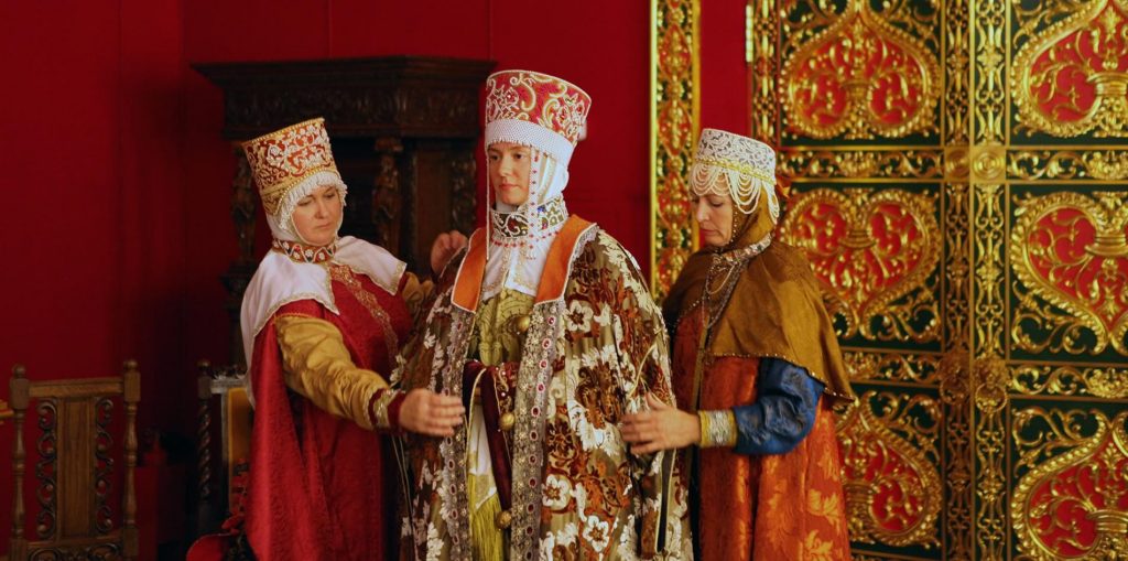 Увлекательная, но скучная жизнь русских цариц: Как проводили время главные леди России