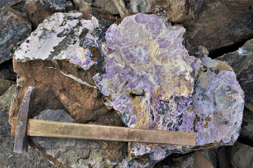 Какие драгоценные камни добывают в полудрагоценной полосе Урала?