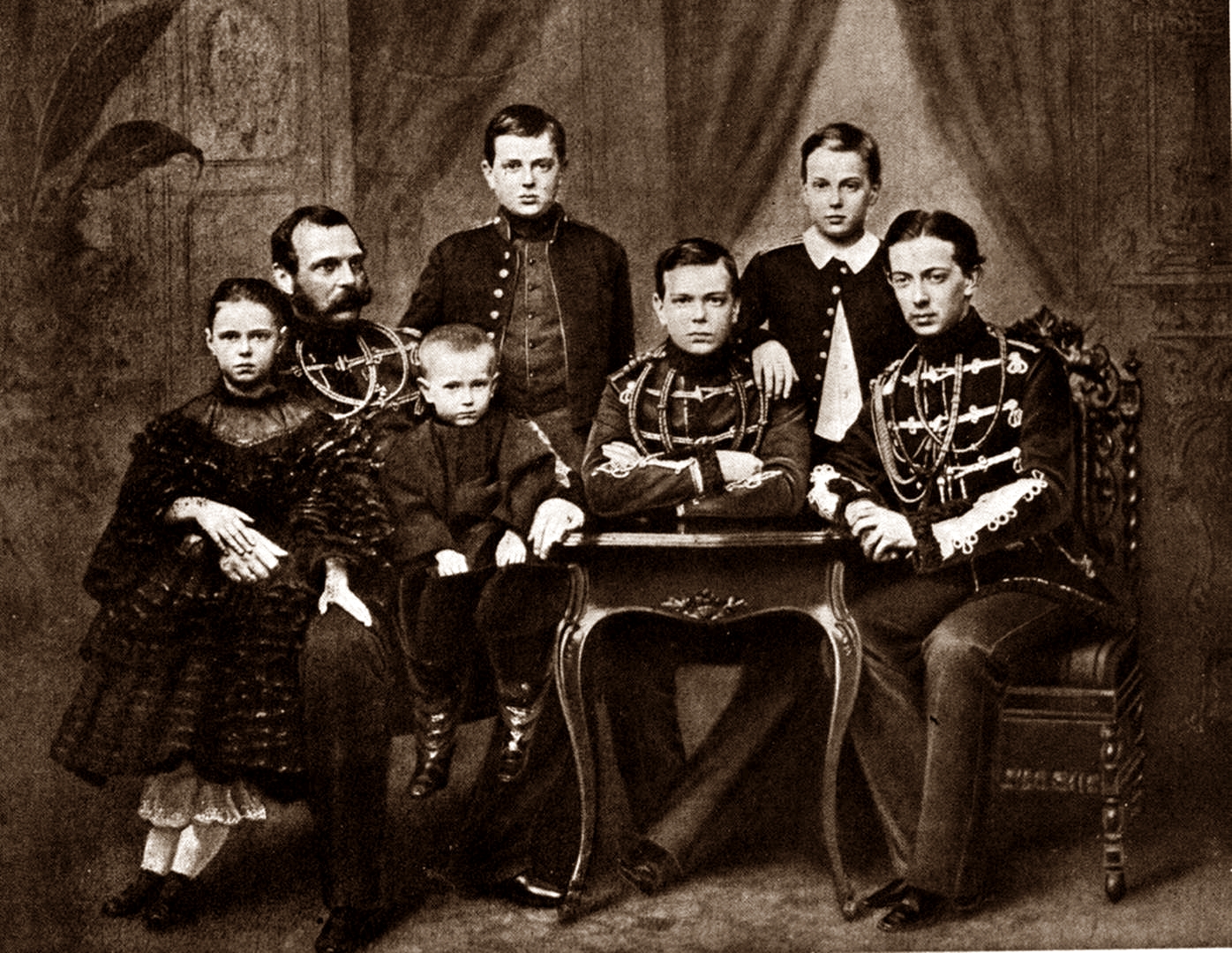 Любовный треугольник российского императора Николая I: чем закончился роман царя на стороне?